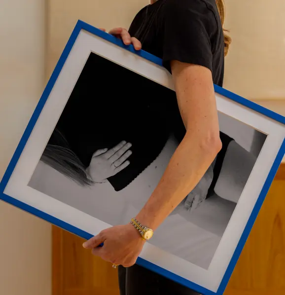 Modern Metal Frame in frame finish Black.